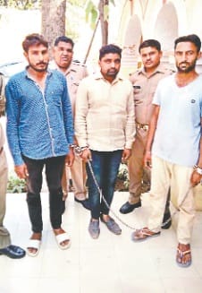 police jeep par tractor chadhane ki kaushis