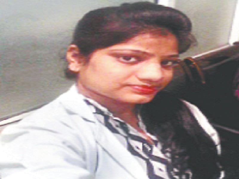 The schoolgirl was fed up with the dirty movements of the senior officers, poisoned and gave life