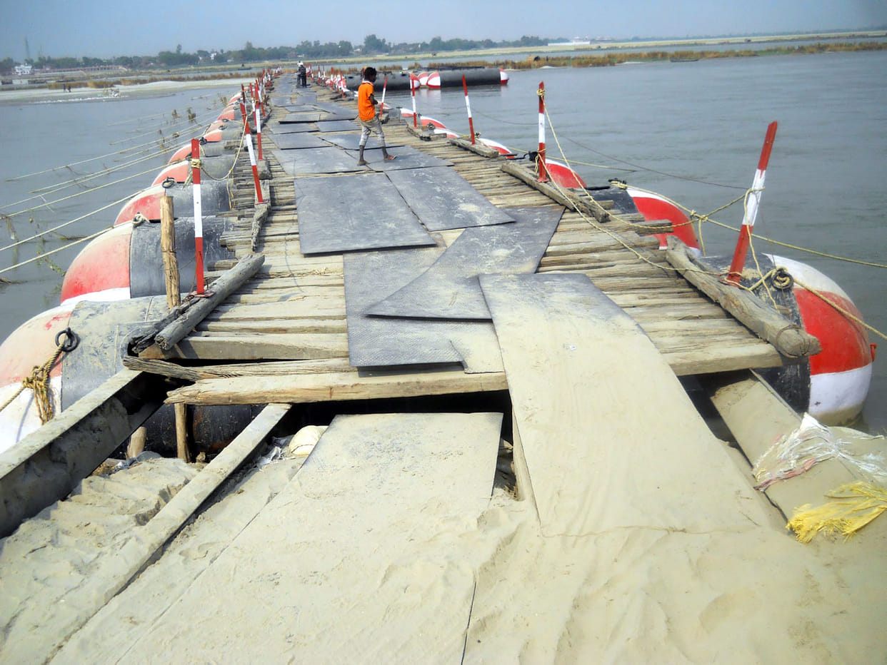 Pipe bridge rinsing due to rising water level