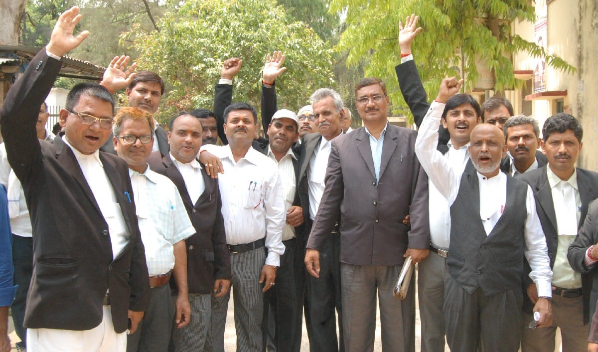  Lawyers protest against SP 