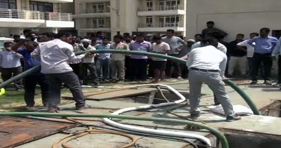  3 labourman killed while they are cleaning the siwer