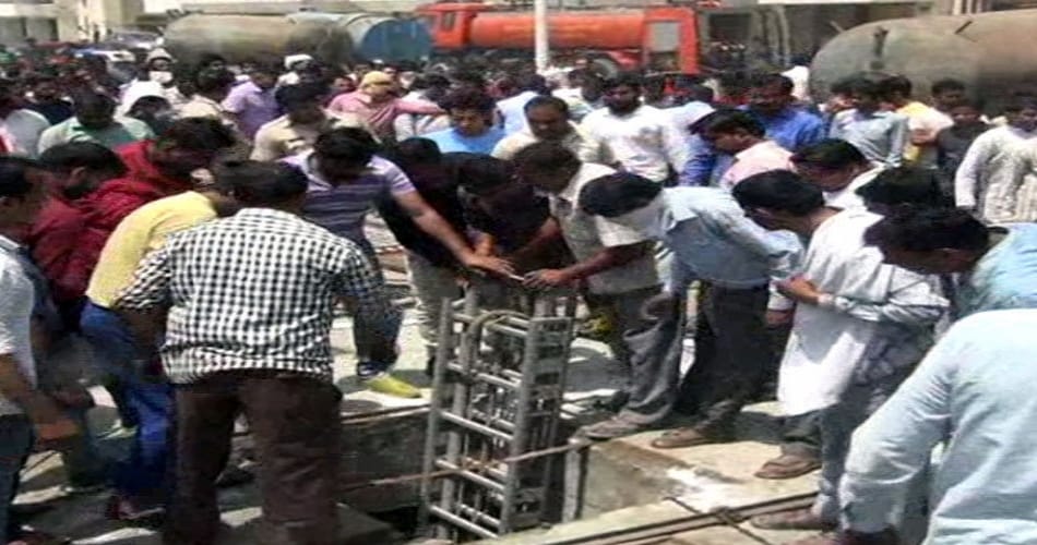  3 labourman killed while they are cleaning the siwer