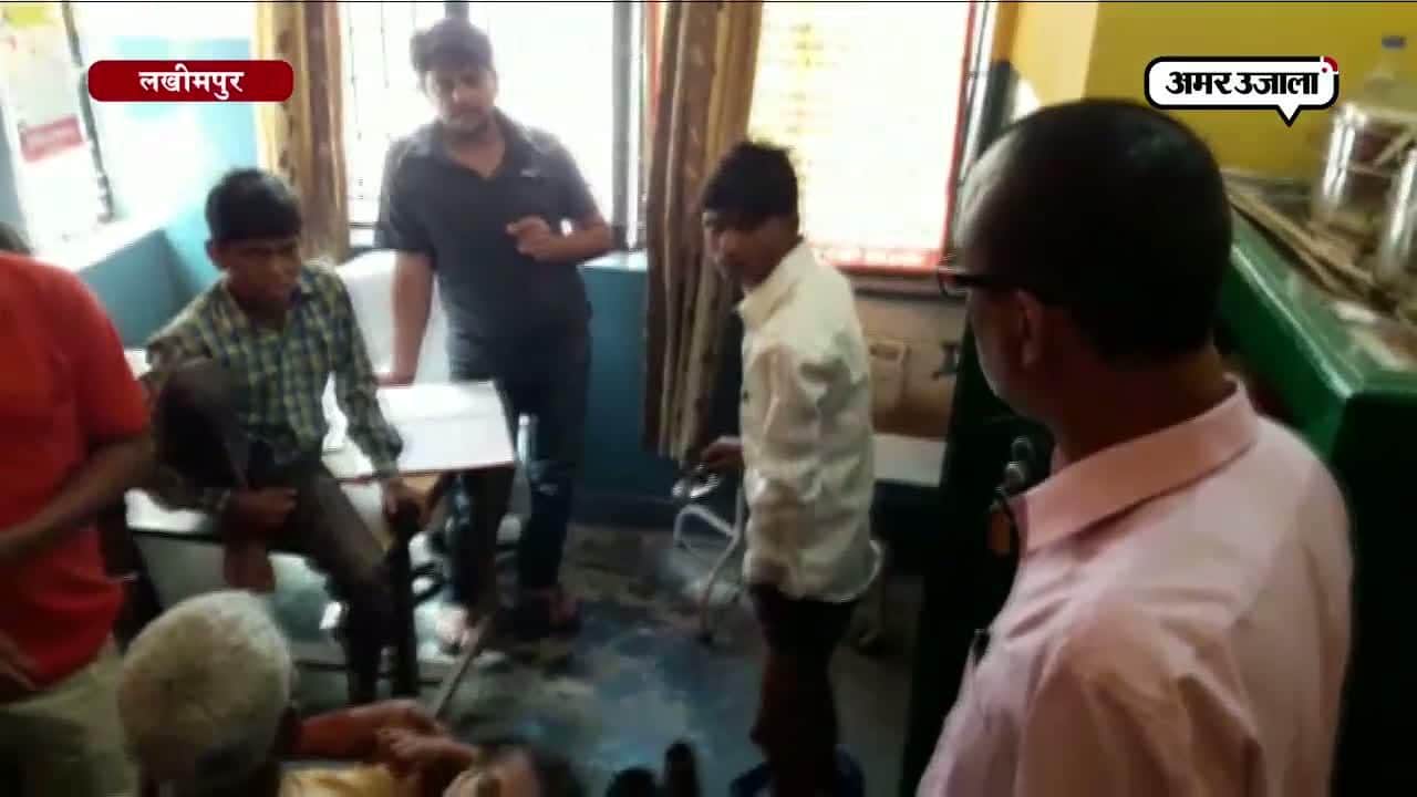 लखीमपुर खीरी में बीजेपी विधायक को आया गुस्सा, अलमारी पर दे मारा हाथ