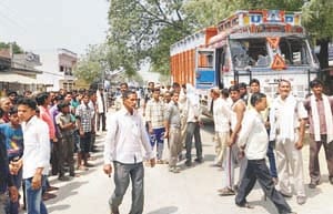 truck bike accident in kaushambi