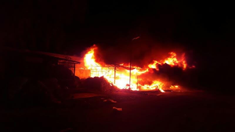 Burning crores of goods from the fire