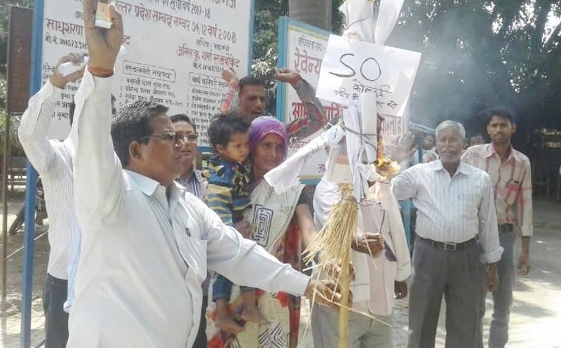Lawyers blow up the effigy of SO