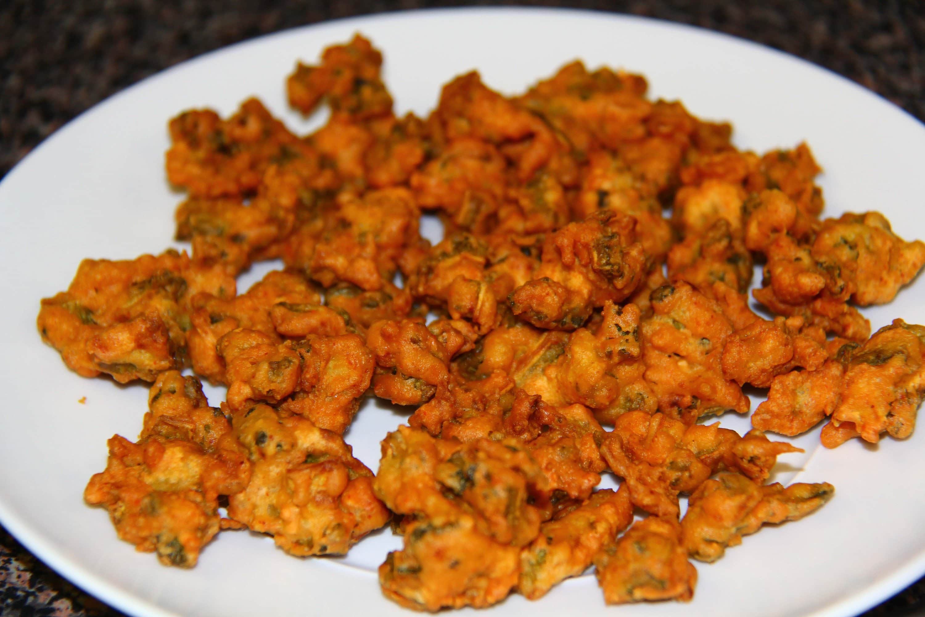 easy recipe to make moong dal pakoda in rainy season