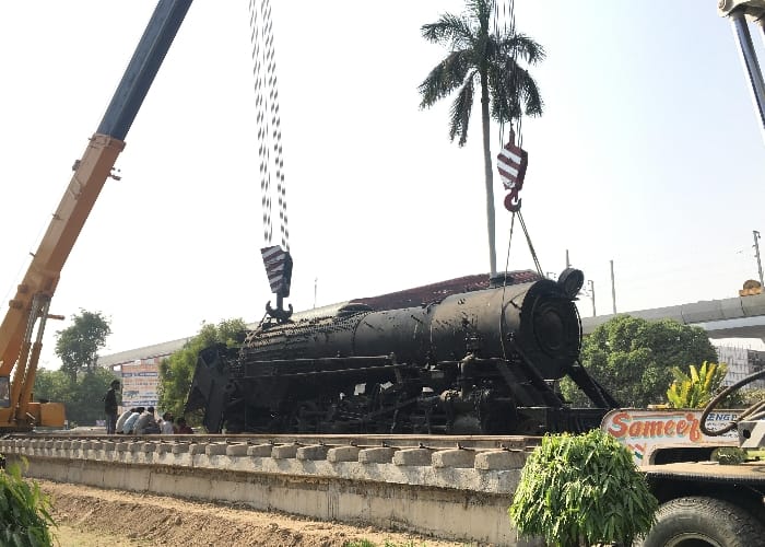  steam engine brought from gujrat for lucknow charbagh railway station