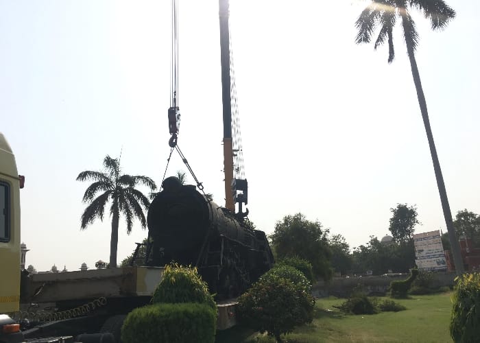  steam engine brought from gujrat for lucknow charbagh railway station