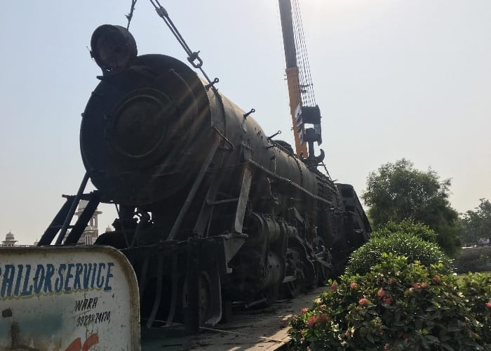  steam engine brought from gujrat for lucknow charbagh railway station