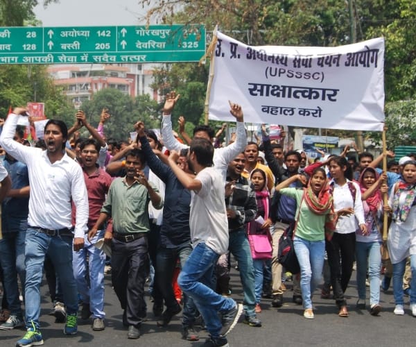 lathicharge on UPSSSC applicants in Lucknow.