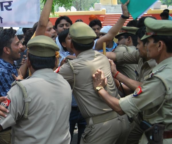 lathicharge on UPSSSC applicants in Lucknow.