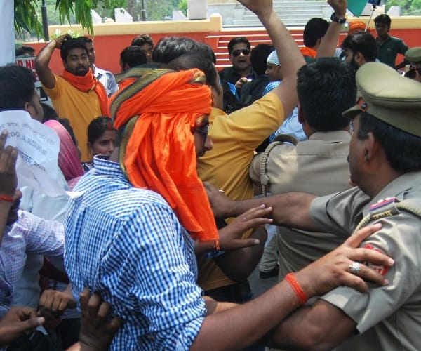 lathicharge on UPSSSC applicants in Lucknow.