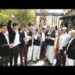 जजी परिसर में नारेबाजी करते वकील। 