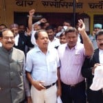 प्रदर्शन करते अधिवक्ता।