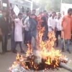 हमीरपुर में हिंदू युवा वाहिनी के कार्यकर्ताओं ने कुलभूषण जाधव की फांसी को रोके जाने को लेकर प्रदर्शन किया