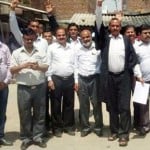प्रदर्शन  करते अधिवक्ता