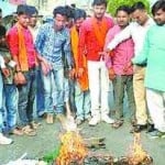 गैसड़ी बाजार में नवाज शरीफ का पुतला फूंकते हिंदू युवा वाहिनी के कार्यकर्ता।
