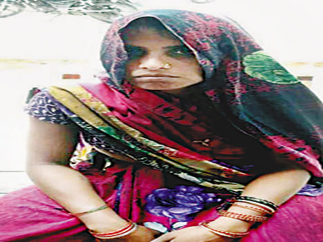 The gunmen looted the woman on the strength of the gun