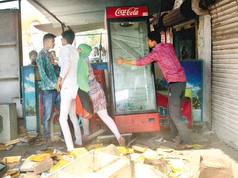 34/5000 kabja hataane ko lekar hangaama, patharaav