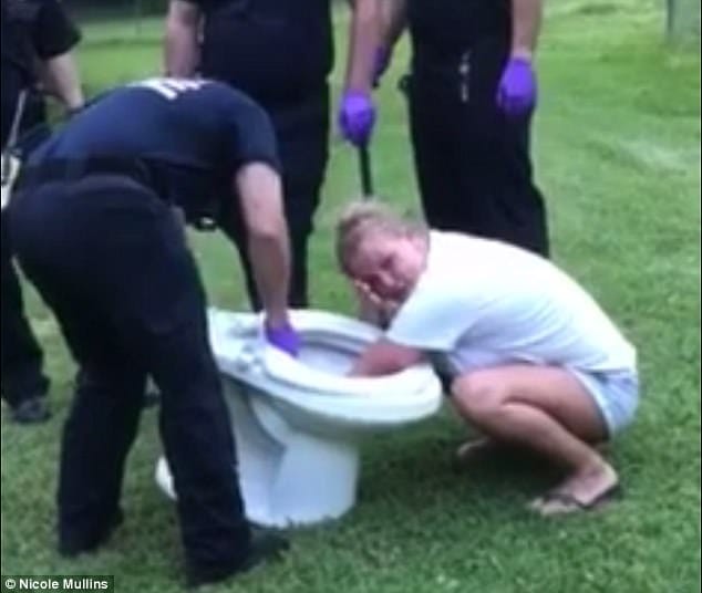 women stuck her hand in toilet