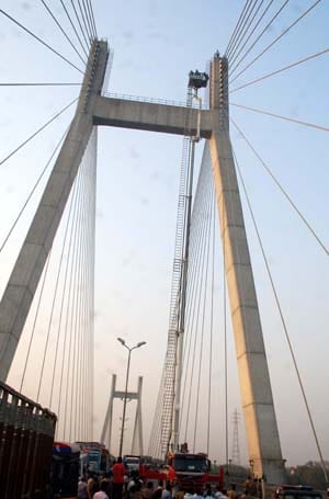 The entrance pauses were stopped, on the Yamuna bridge pillar, colleagues did