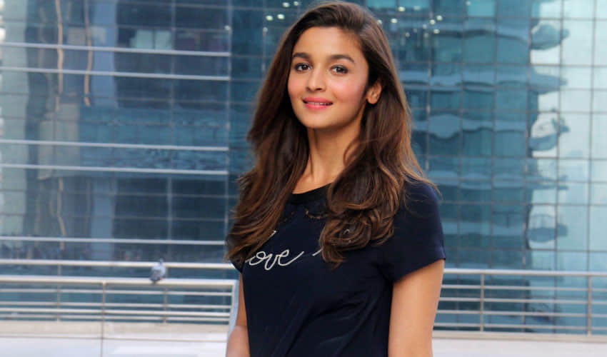 Alia Bhatt Leaves Home Without A Bodyguard, Mummy Soni Razdan Comes To Help