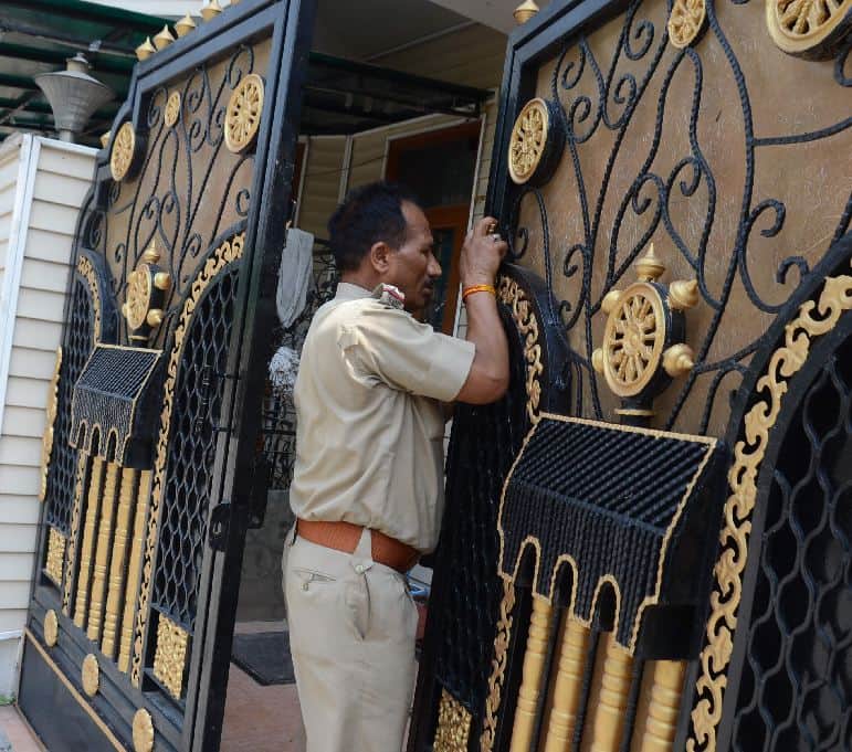 income tax raid in UP Construction Corporation MD house