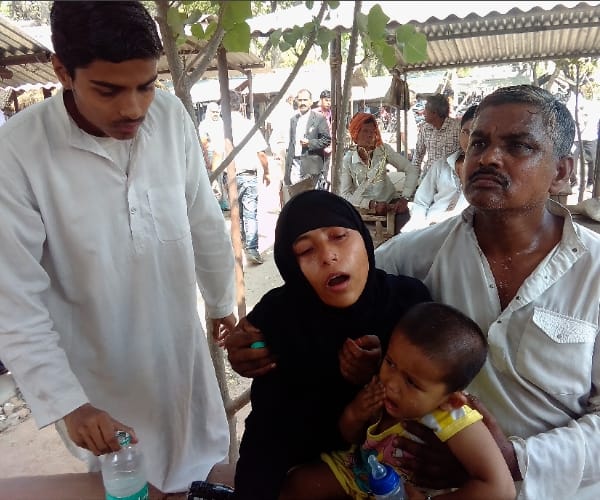A man says talaaq to his wife in family court.