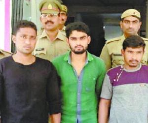 8 lakhs of theft disclosed, three arrested