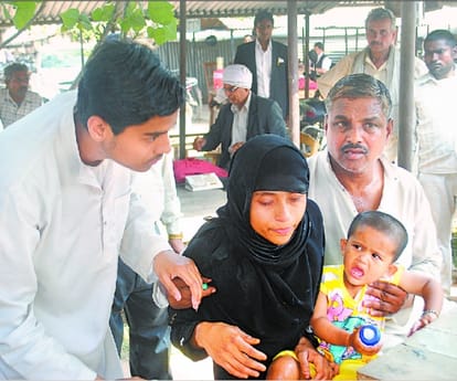 A man says talaaq to his wife in family court.