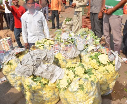 tomato sold 100 rupees per kilogram in market