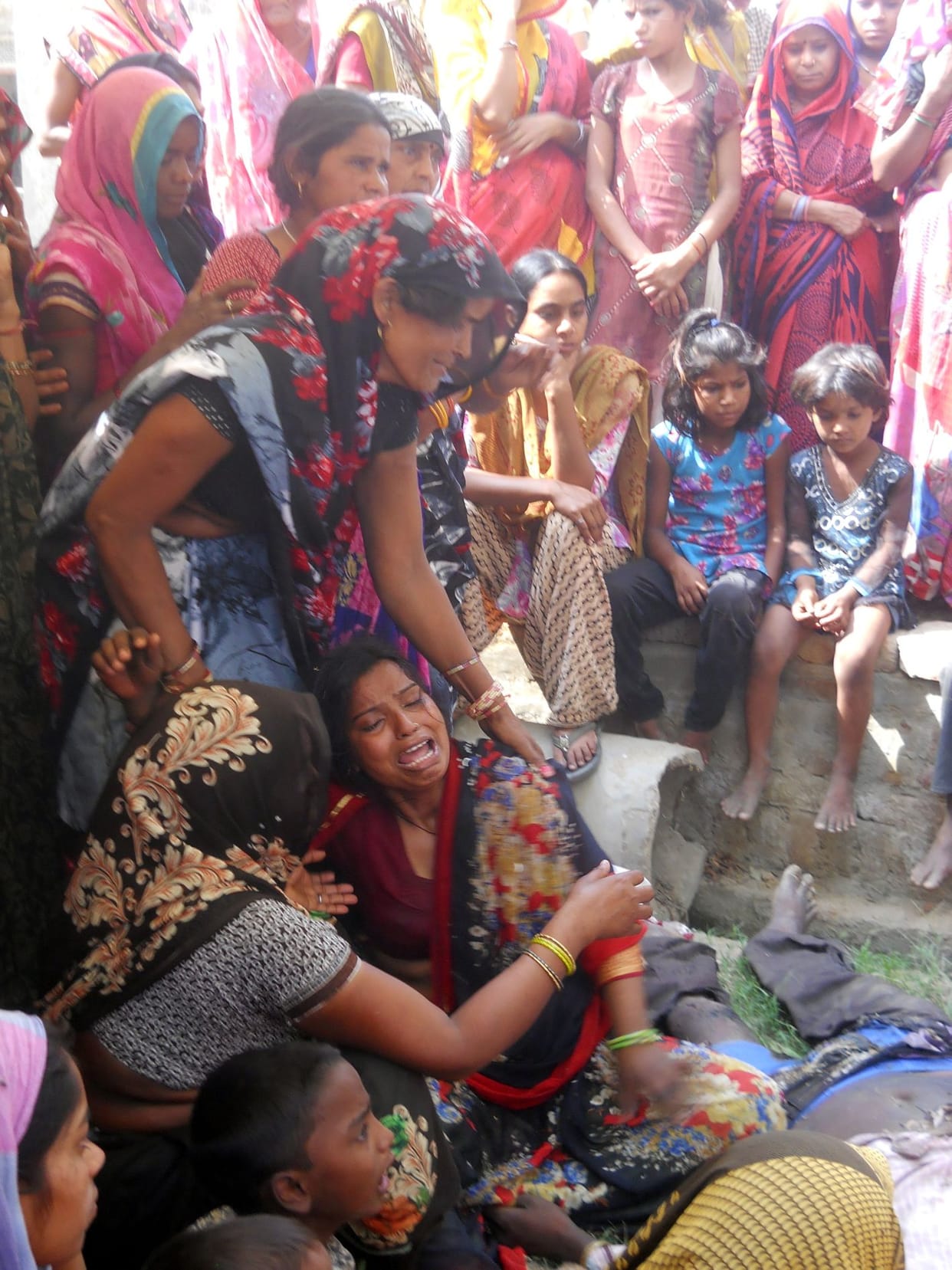 lainamain kee maut par hangaama, chaar ghante mauke par pada rakha raha shav