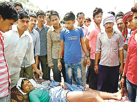 women protest at chauki,  si raised revolver