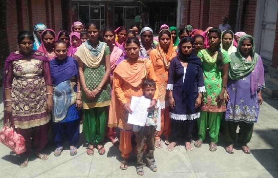 Woman Protest Against Wine Shops in HImachal.