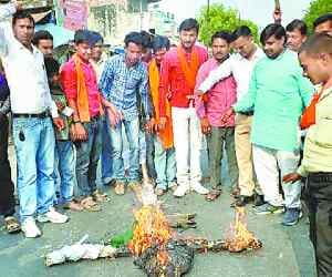 Blow the effigy of Nawaz Sharif