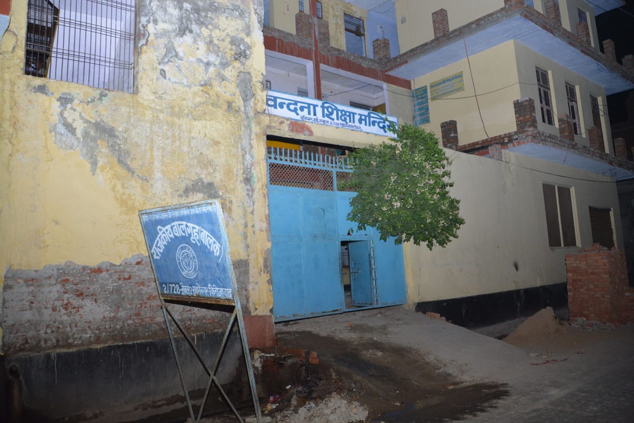 Two children ran away by crossing the wall by making a rope