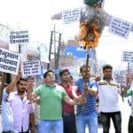 पाक प्रधानमंत्री का पुतला जलाया