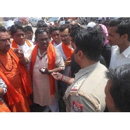yogi sandesh yatra rokene per police ka bhide