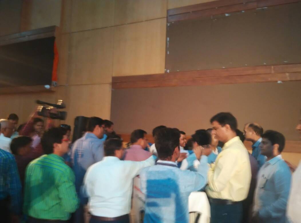 fight among officers in commercial tax session in lucknow