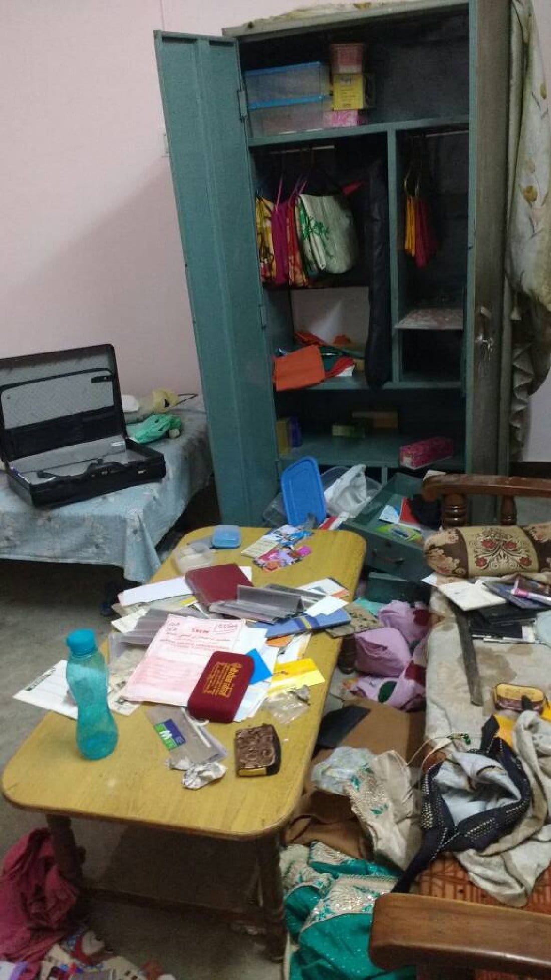 Three lakhs of theft by breaking the lock