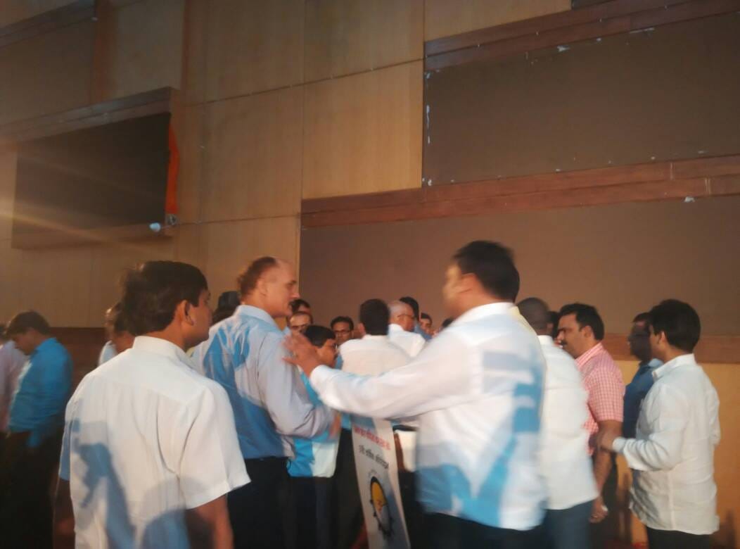 fight among officers in commercial tax session in lucknow