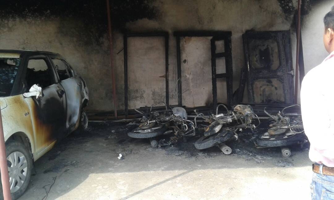 three bike and one car caught fire in vikas nagar