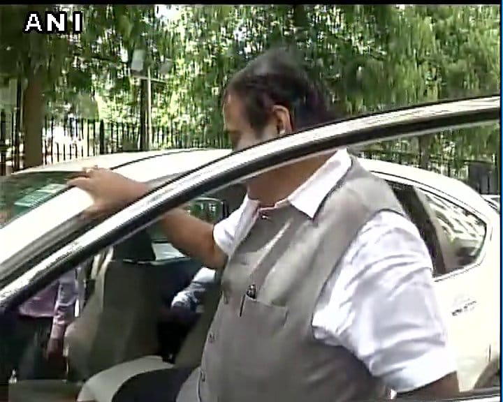 Union minister Nitin Gadkari has removed the red beacon from his car