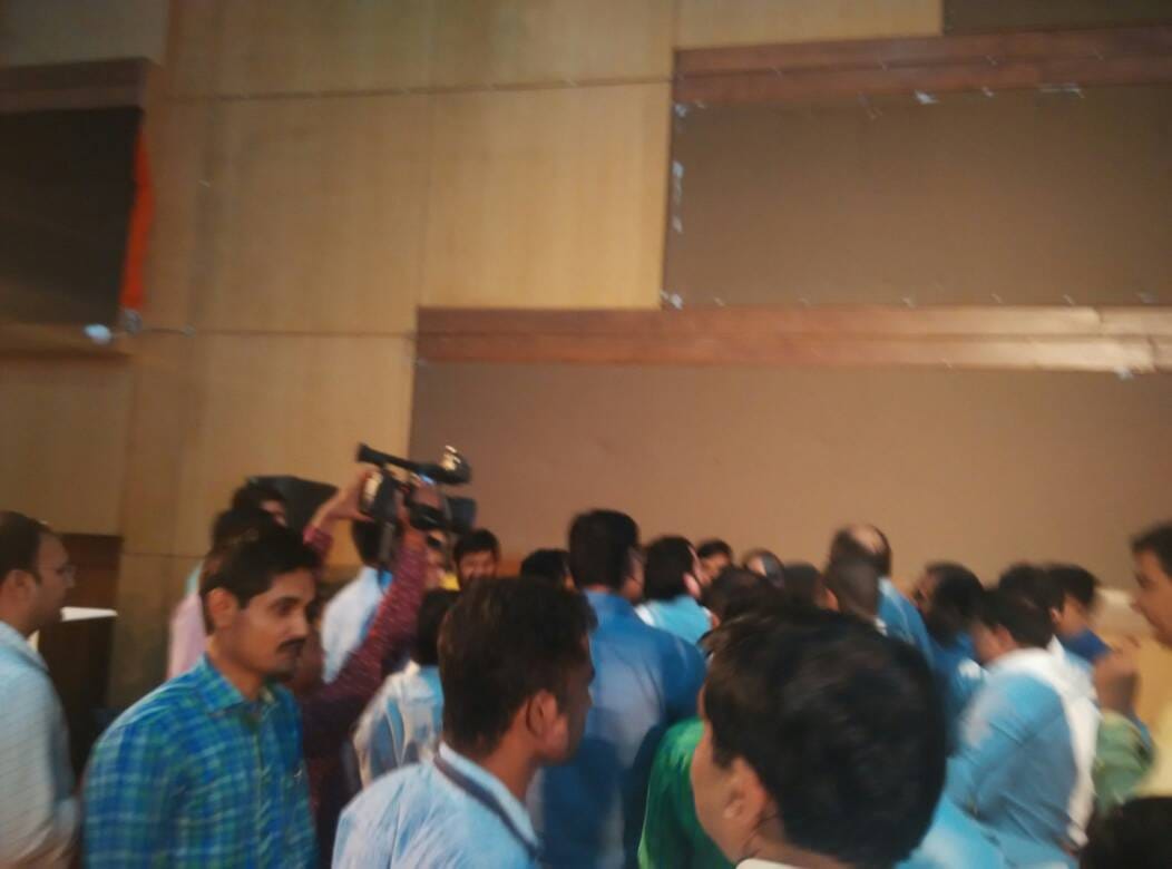 fight among officers in commercial tax session in lucknow