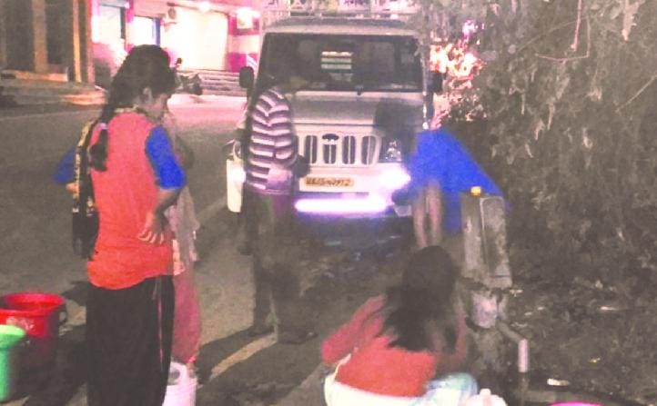 people in rush at night due to water scarcity