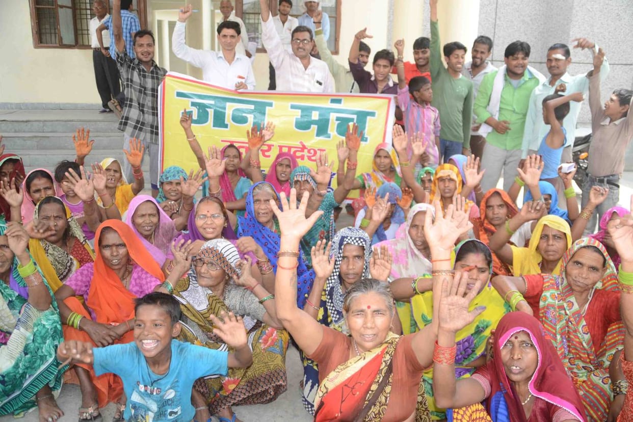 जिला मुख्यालय पर गरजीं आशा और आंगनबाड़ी कार्यकर्ता
