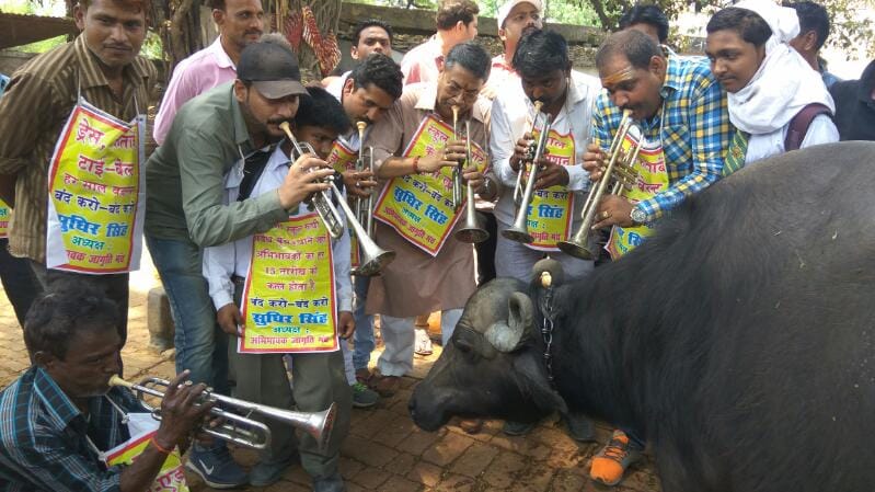 Aajab-Gajab: against increase in fees protested in Varanasi like this
