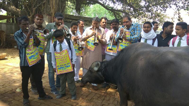 Aajab-Gajab: against increase in fees protested in Varanasi like this