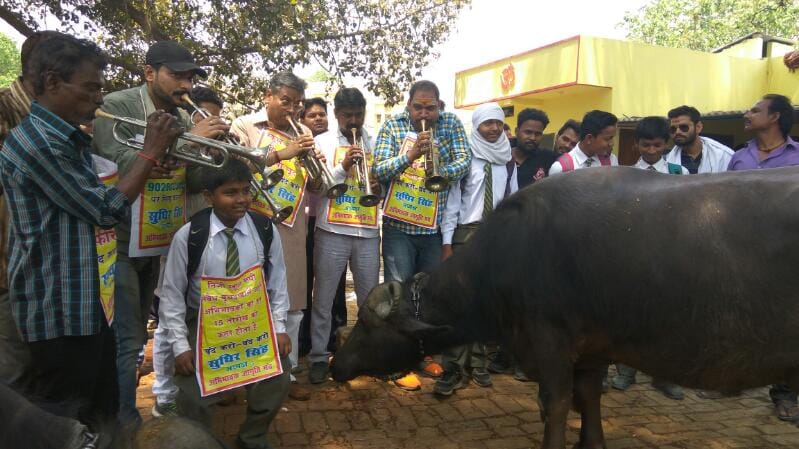 Aajab-Gajab: against increase in fees protested in Varanasi like this
